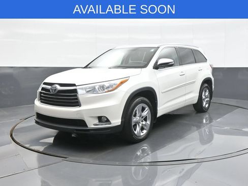 Used 2015 Toyota Highlander Limited w/ Driver Technology Package AWD/4WD image 3