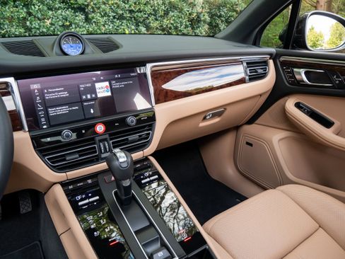 Used 2025 Porsche Macan image 21