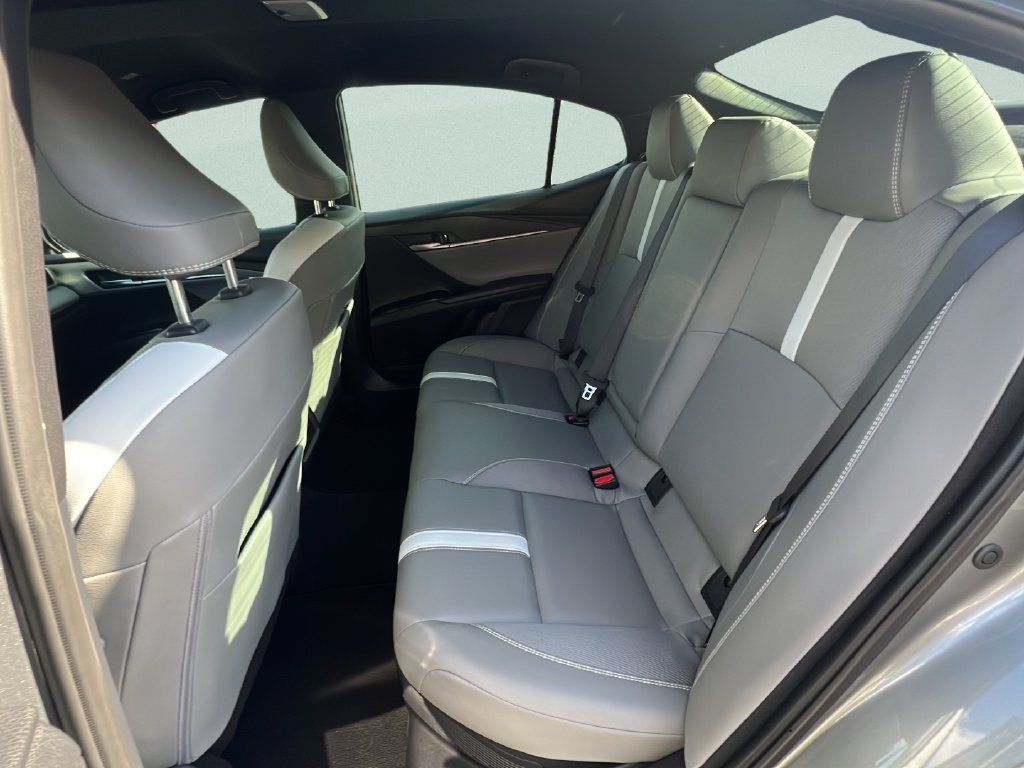Used 2025 Toyota Camry SE FWD image 9