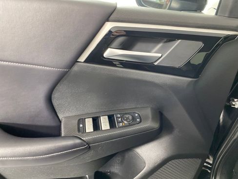 Used 2024 Mitsubishi Outlander SE image 11