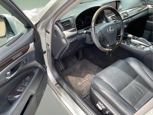 Used 2015 Lexus LS 460 w/ Comfort Package RWD image 9