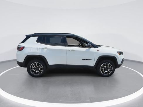 Used 2025 Jeep Compass Trailhawk AWD/4WD image 9