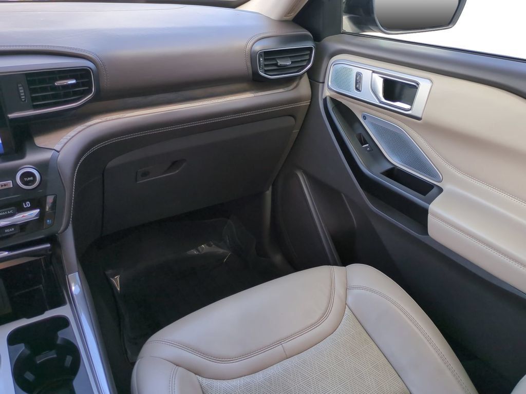 Used 2020 Ford Explorer Platinum w/ Premium Technology Package AWD/4WD image 18