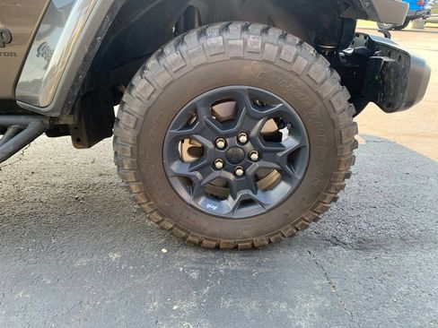 Used 2023 Jeep Gladiator Sport AWD/4WD image 17