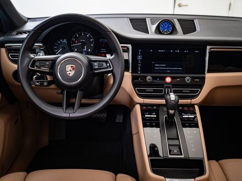 Certified 2024 Porsche Macan image 6