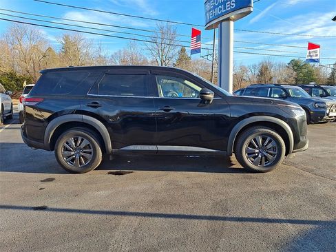 Used 2022 Nissan Pathfinder S image 8