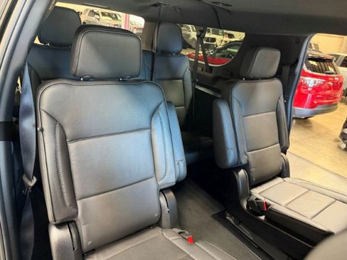 Used 2025 GMC Yukon XL Denali AWD/4WD image 4