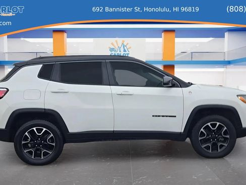 Used 2019 Jeep Cherokee Trailhawk AWD/4WD image 14