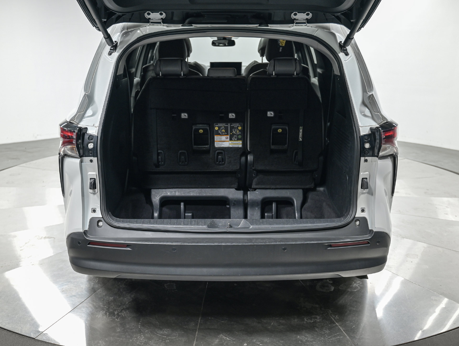 Used 2025 Toyota Sienna XLE w/ XLE Plus Package AWD/4WD image 6