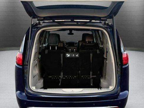 Used 2018 Chrysler Pacifica Touring-L image 10