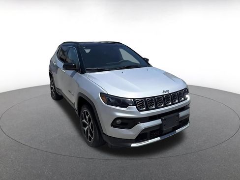 Used 2025 Jeep Compass Limited AWD/4WD image 3