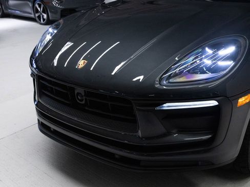 Certified 2023 Porsche Macan AWD/4WD image 33