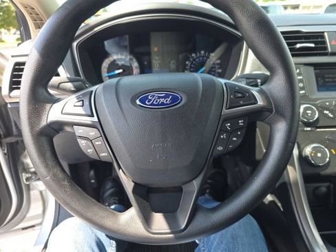 Used 2017 Ford Fusion SE FWD image 16