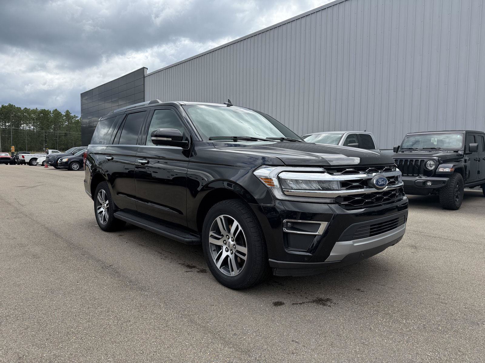 Used 2024 Ford Expedition Limited RWD image 3