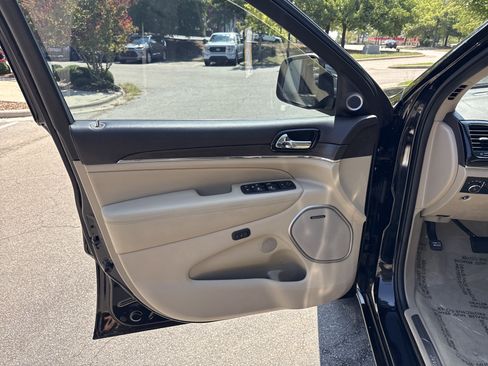 Used 2020 Jeep Grand Cherokee Overland AWD/4WD image 14