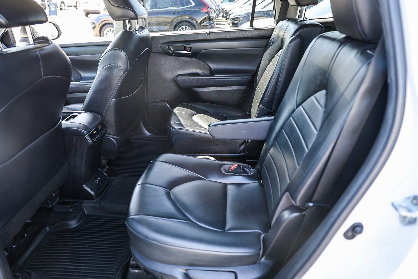 Used 2022 Toyota Highlander XLE AWD/4WD image 8