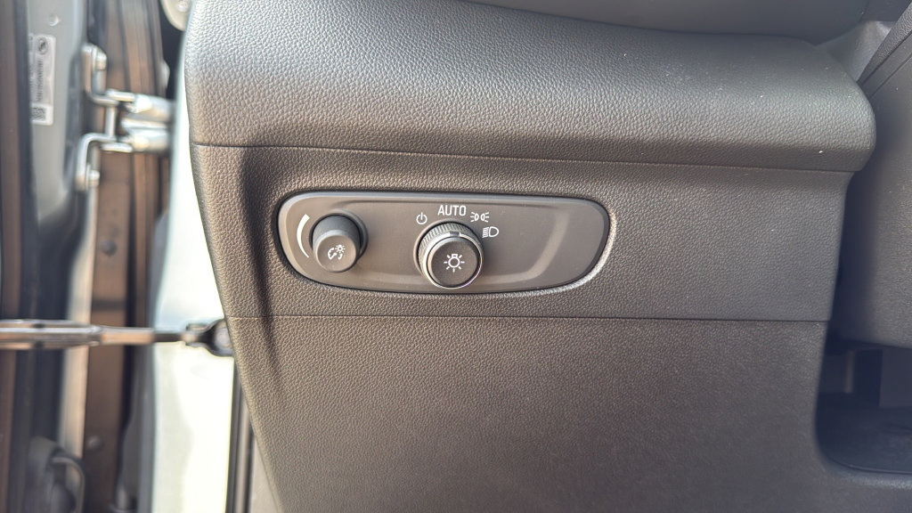 Used 2023 Buick Envision Essence FWD image 29