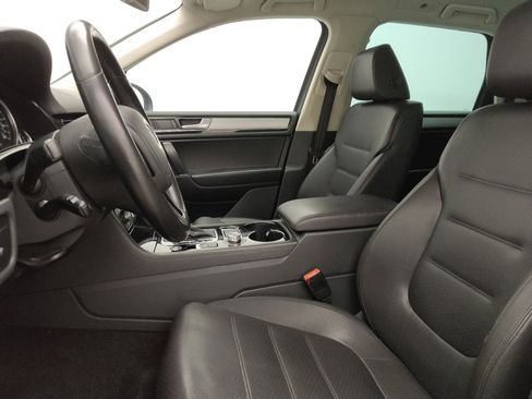 Used 2016 Volkswagen Touareg Sport image 17