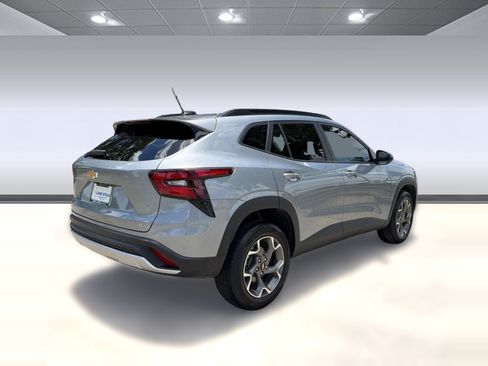 Certified 2025 Chevrolet Trax LT w/ Driver Confidence Package FWD image 8