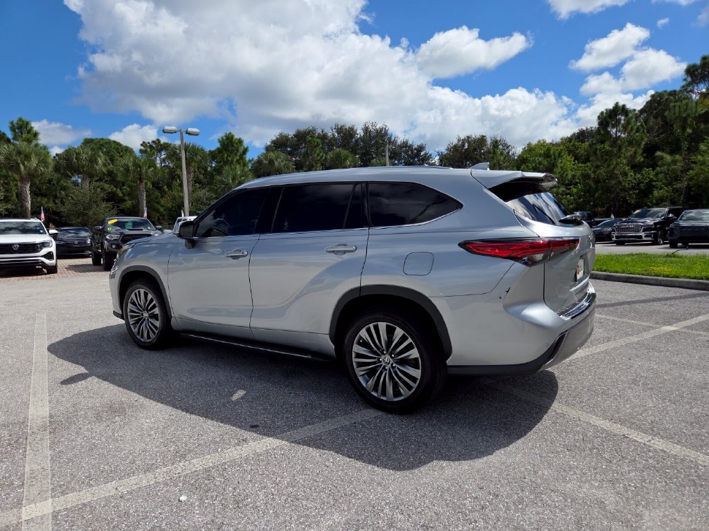 Certified 2022 Toyota Highlander Platinum FWD image 9