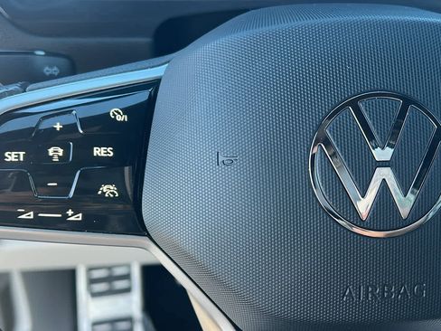 Used 2022 Volkswagen Tiguan SE R-Line image 19