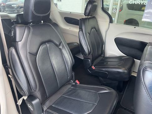 Used 2022 Chrysler Pacifica Touring-L FWD image 13