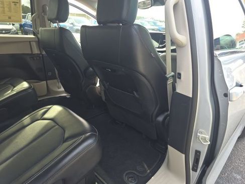 Used 2024 Chrysler Pacifica Touring-L image 36