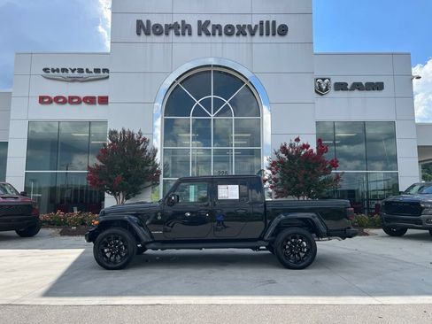 Used 2022 Jeep Gladiator Overland AWD/4WD image 2