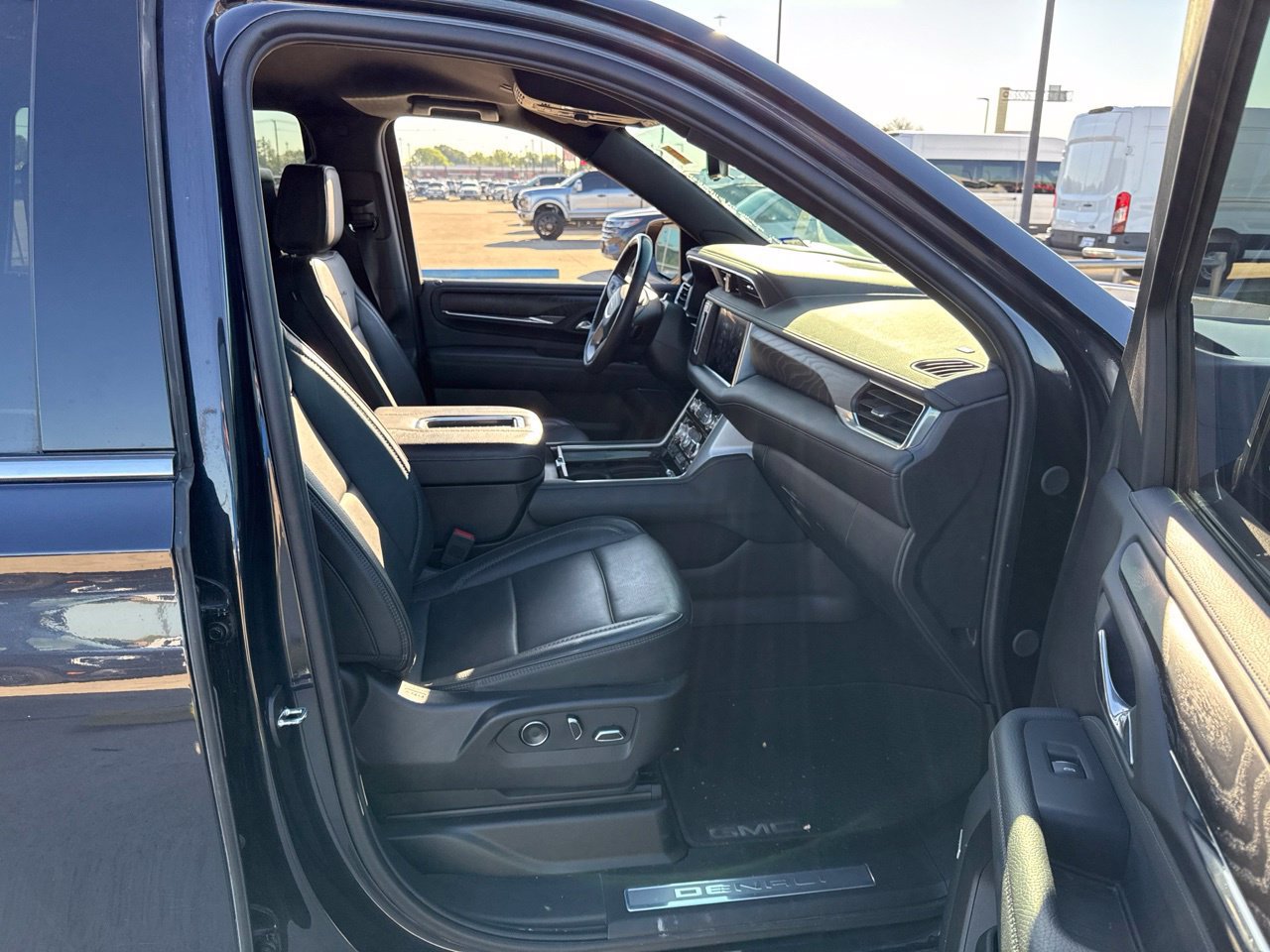 Used 2024 GMC Yukon Denali w/ Advanced Technology Package AWD/4WD image 14