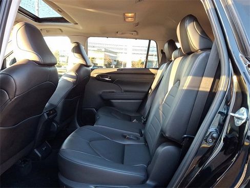 Certified 2024 Toyota Highlander XLE image 17