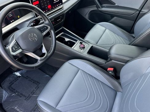 Used 2025 Volkswagen Tiguan SE FWD image 10