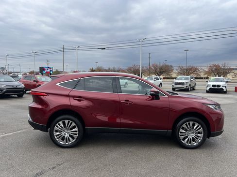 Certified 2024 Toyota Venza XLE image 8