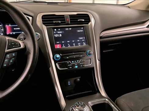 Used 2018 Ford Fusion SE w/ Fusion SE Technology Package FWD image 6