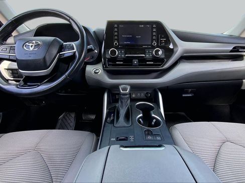 Used 2022 Toyota Highlander LE FWD image 15