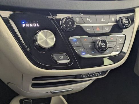Used 2023 Chrysler Pacifica Touring-L image 18