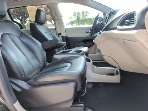 Used 2024 Chrysler Pacifica Touring-L FWD image 32