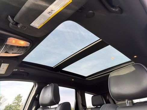 Used 2019 Jeep Grand Cherokee Overland AWD/4WD image 10
