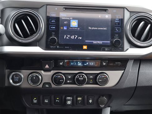 Used 2018 Toyota Tacoma Limited AWD/4WD image 19