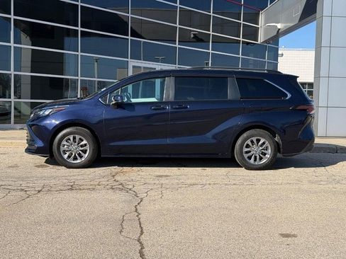 Used 2025 Toyota Sienna LE w/ LE Plus Package image 6
