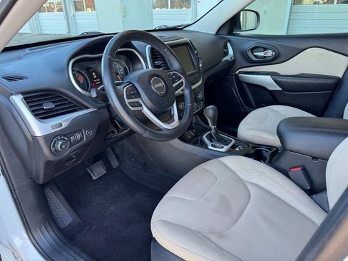 Used 2017 Jeep Cherokee Latitude w/ Comfort/Convenience Group FWD image 30