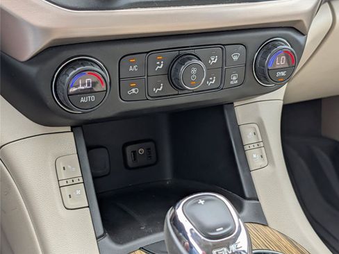 Used 2018 GMC Acadia Denali w/ Technology Package FWD image 20