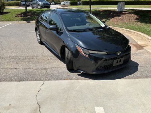Used 2020 Toyota Corolla LE FWD image 2
