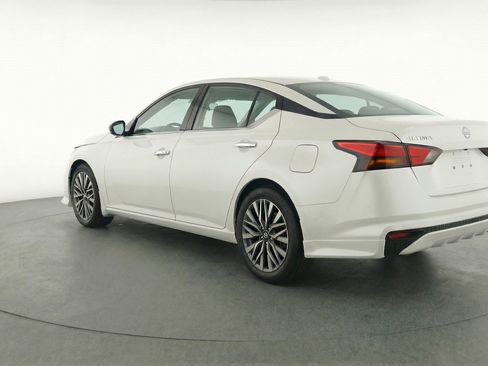 Used 2025 Nissan Altima 2.5 SV FWD image 6