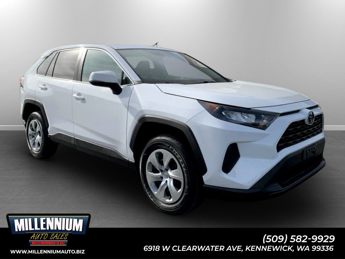 Used 2022 Toyota RAV4 LE AWD/4WD image 1