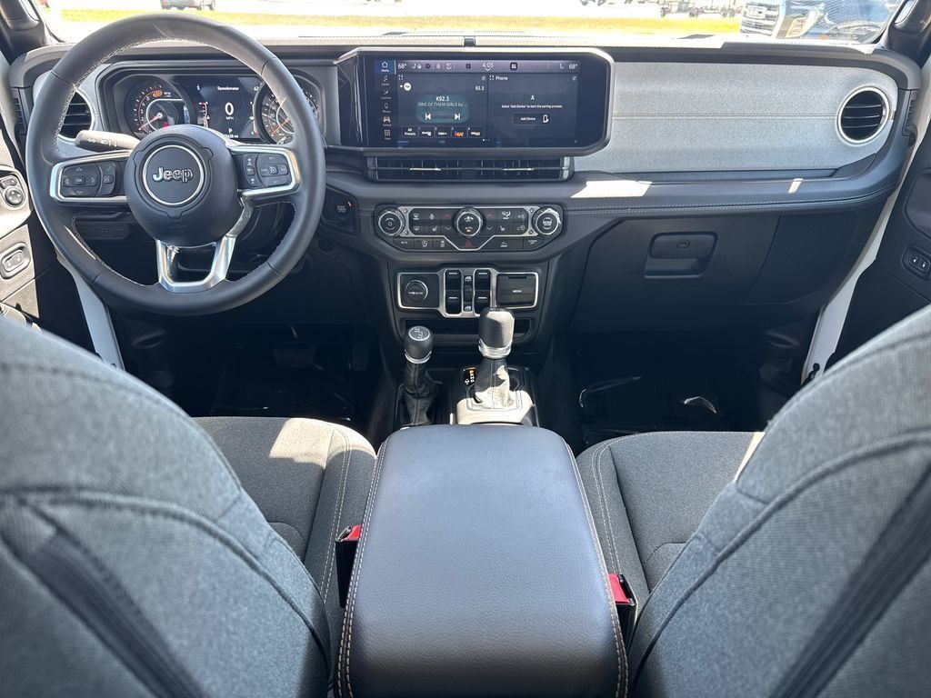 Used 2025 Jeep Wrangler Unlimited Sahara AWD/4WD image 16