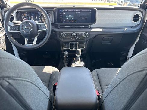 Used 2025 Jeep Wrangler Unlimited Sahara AWD/4WD image 16