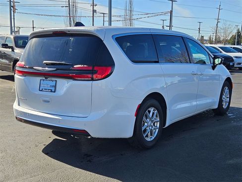 New 2026 Chrysler Pacifica Select image 6