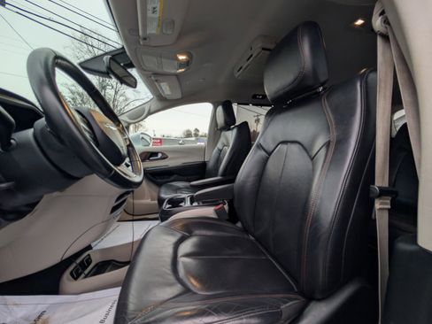 Used 2018 Chrysler Pacifica Touring-L image 34