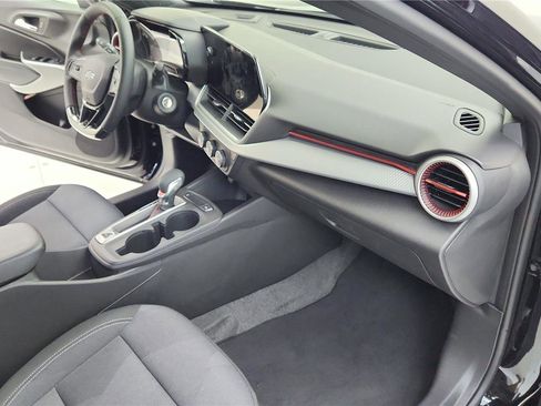 Used 2025 Chevrolet Trax RS image 33