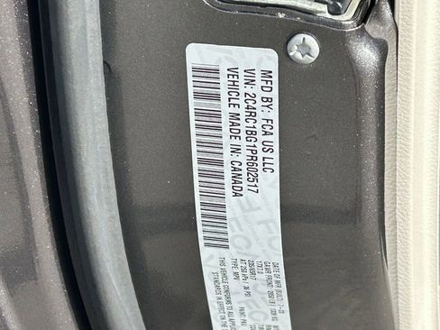 Used 2023 Chrysler Pacifica Touring-L image 31